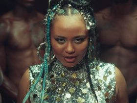 Premiere: MOLIY - Shake It To The Max Video