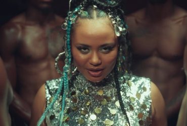 Premiere: MOLIY - Shake It To The Max Video