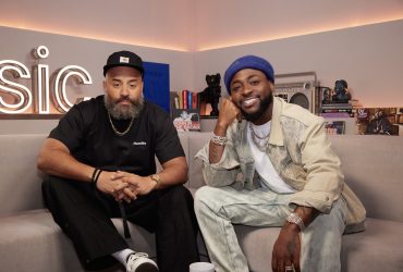 l-R [Ebro Darden , Davido ]