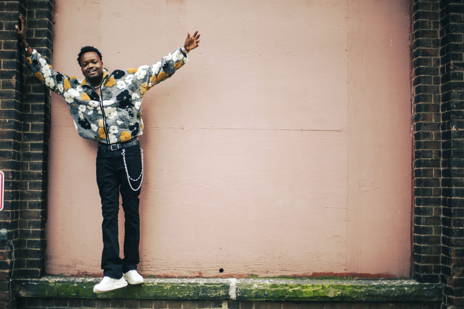 Senny Rolls Blends Afrobeats, R&B and Hip Hop on “Blind” Senny Rolls